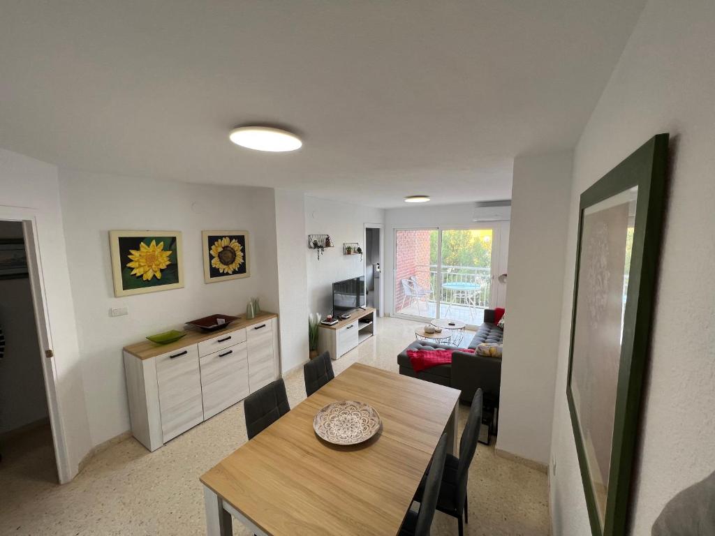 een woonkamer met een eettafel en een keuken bij Zar El Campello in El Campello