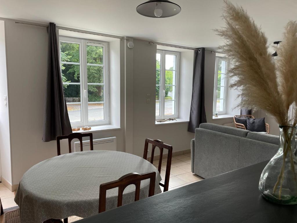 un salon avec une table et un canapé dans l'établissement Appartement 1 chambre à la campagne à 6 km de Wimereux, à Pernes-lès-Boulogne