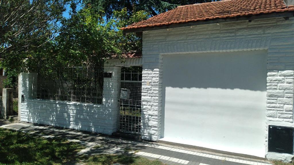 un par de puertas de garaje en una casa en Casa 2 amb luminosa c parque en Mar del Plata