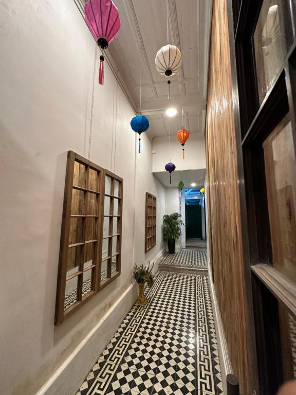 a hallway with a checkered floor and colorful umbrellas at Departamentos estudio centro quillota in Quillota