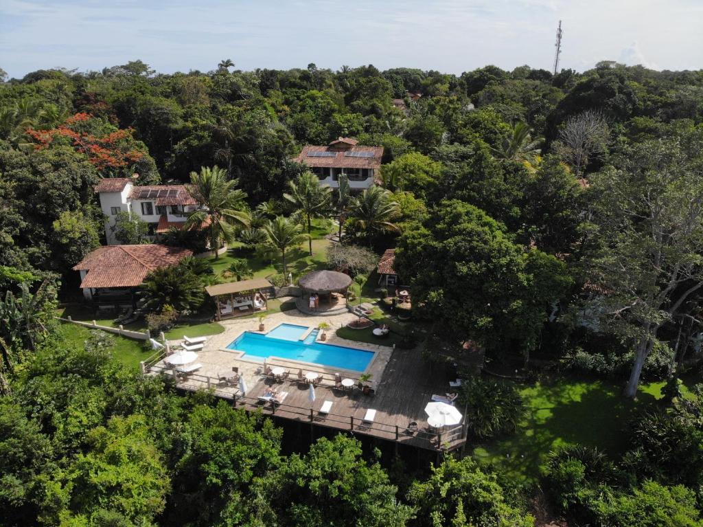 una vista aérea de una casa con piscina en Pousada Mundo Verde, en Trancoso
