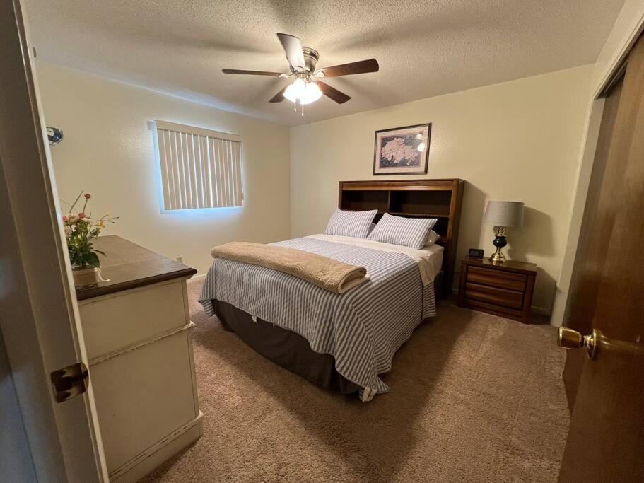 una camera con letto e ventilatore a soffitto di Verndale Apartment a Lake City