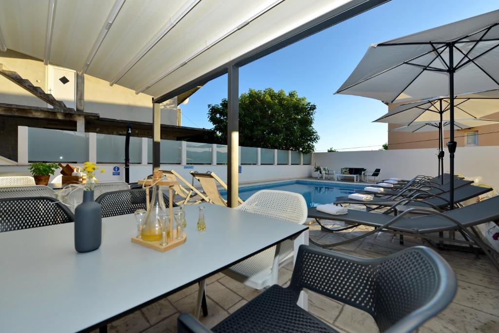 Bazén v ubytovaní Apartments Villa Tećo mit Pool alebo v jeho blízkosti