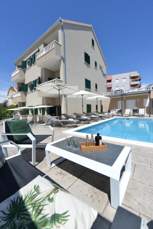 Bazén v ubytovaní Apartments Villa Tećo mit Pool alebo v jeho blízkosti