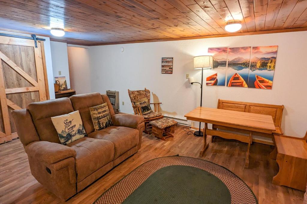 uma sala de estar com um sofá e uma mesa em Windchime #100 em Angel Fire