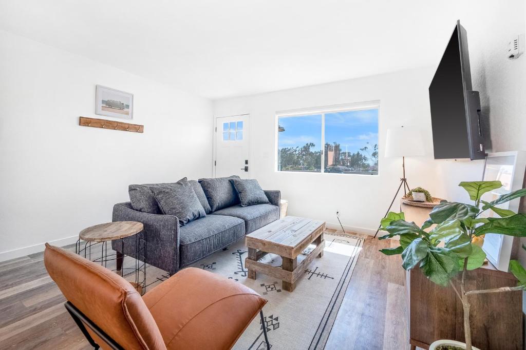 a living room with a couch and a table at Aloha Amigos Surf Getaway in San Clemente