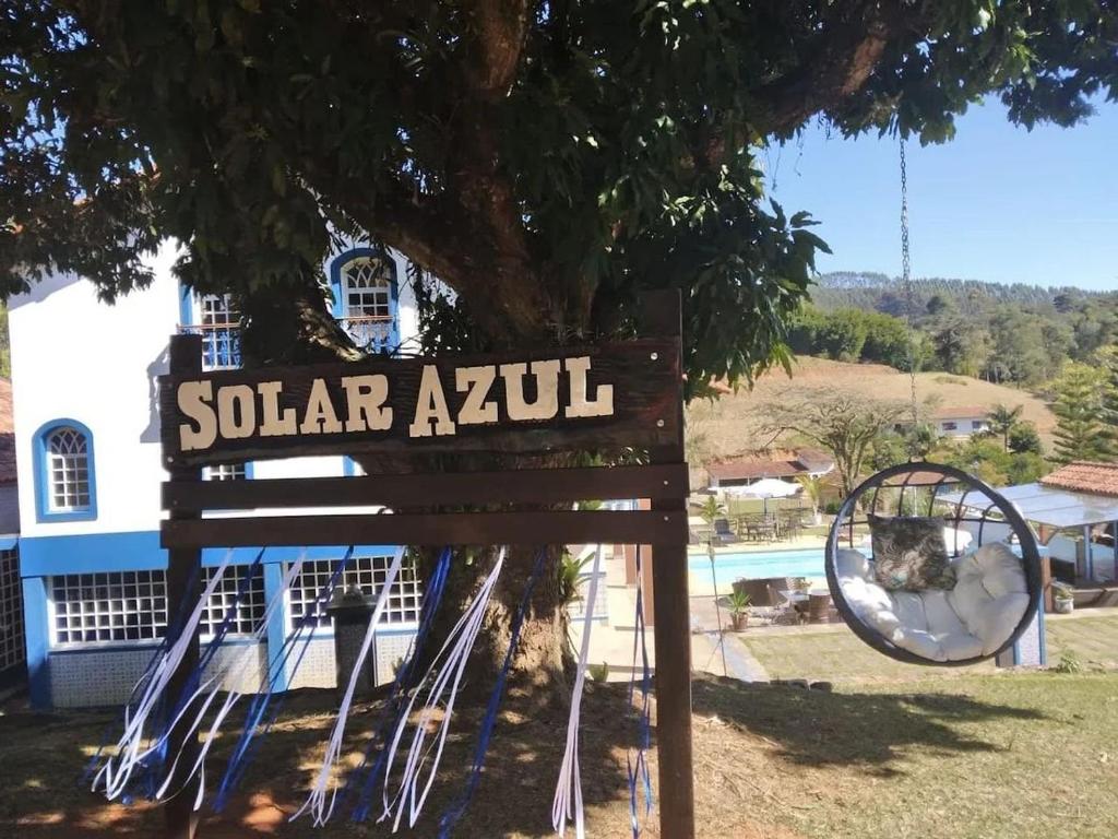 um sinal para uma piscina num resort em Solar Azul Pousada Boutique em Miguel Pereira