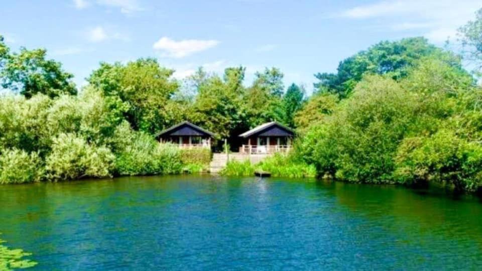 un paio di cottage vicino a un fiume di Holly Lodge 14 Hot Tub a York