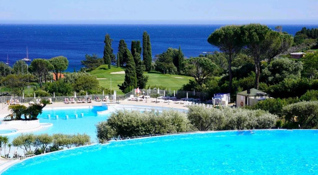 Piscina di Cap Esterel Mer Sport et Nature, dans village Pierres et Vacances o nelle vicinanze