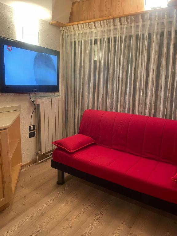 TV a/nebo společenská místnost v ubytování BAITA SOLE ALTO la tua casa sulle piste da sci