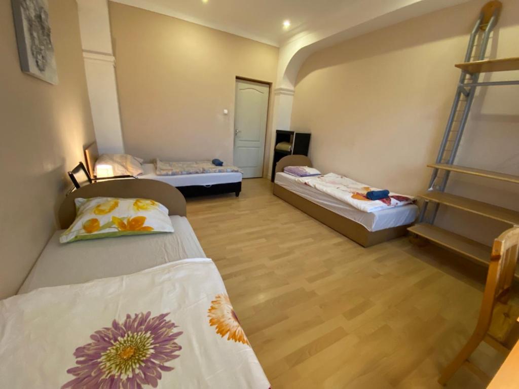 Postel nebo postele na pokoji v ubytování Hermina apartmanház