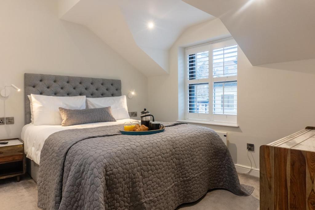 Un dormitorio con una cama con una bandeja de naranjas. en Cheltenham Two en Harrogate