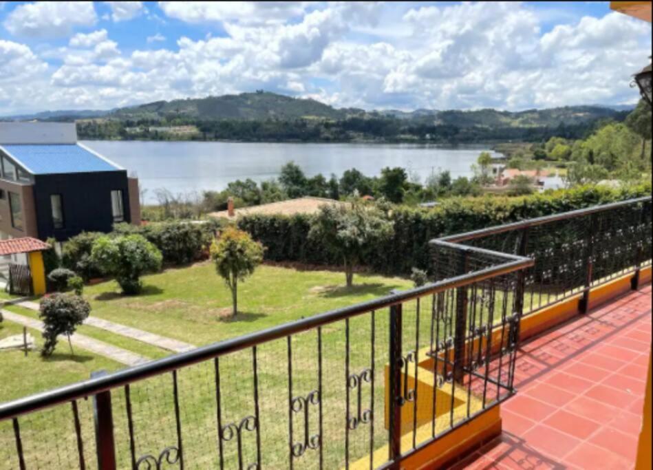 - Balcón con vistas al lago en Private lake view cottage with BBQ yard in Paipa, en Paipa