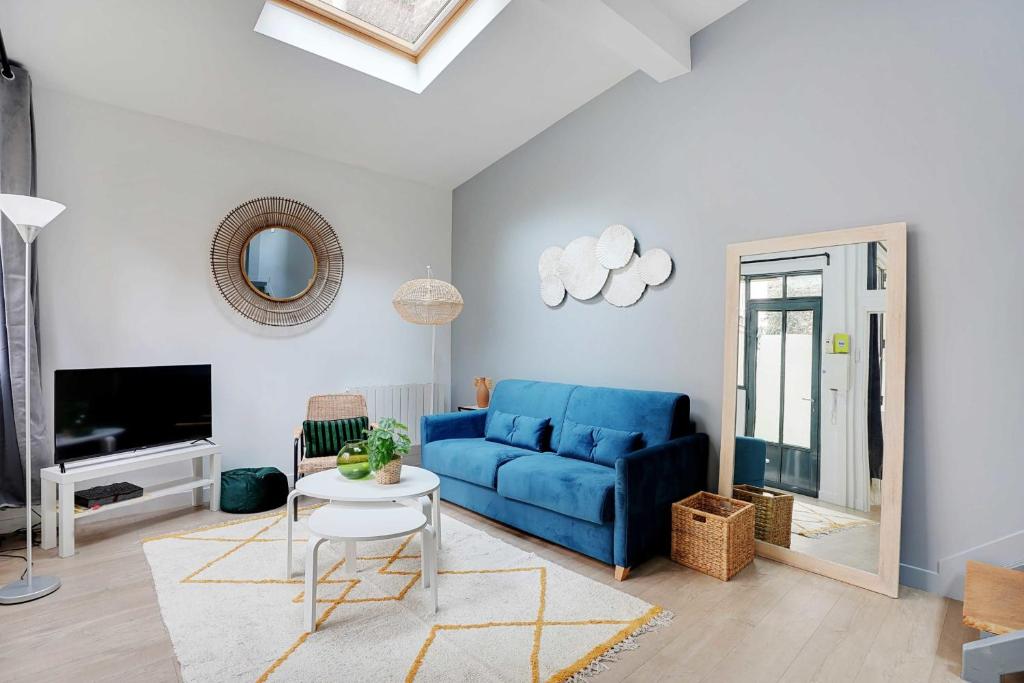 un salon avec un canapé bleu et une table dans l'établissement Spacious apartment - 2BR-6P - Montparnasse, à Paris