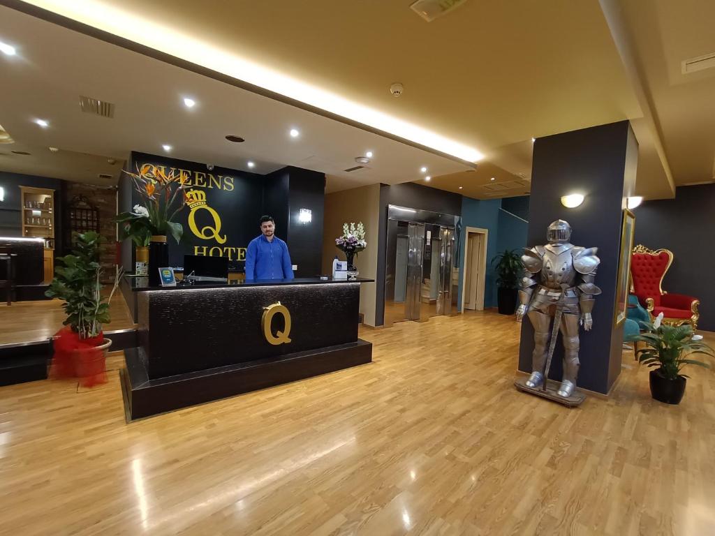 Členové personálu v ubytování Queens Leriotis Hotel