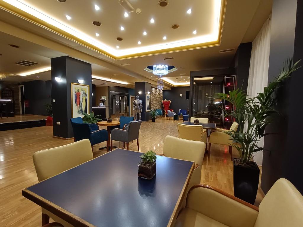 Posezení v ubytování Queens Leriotis Hotel