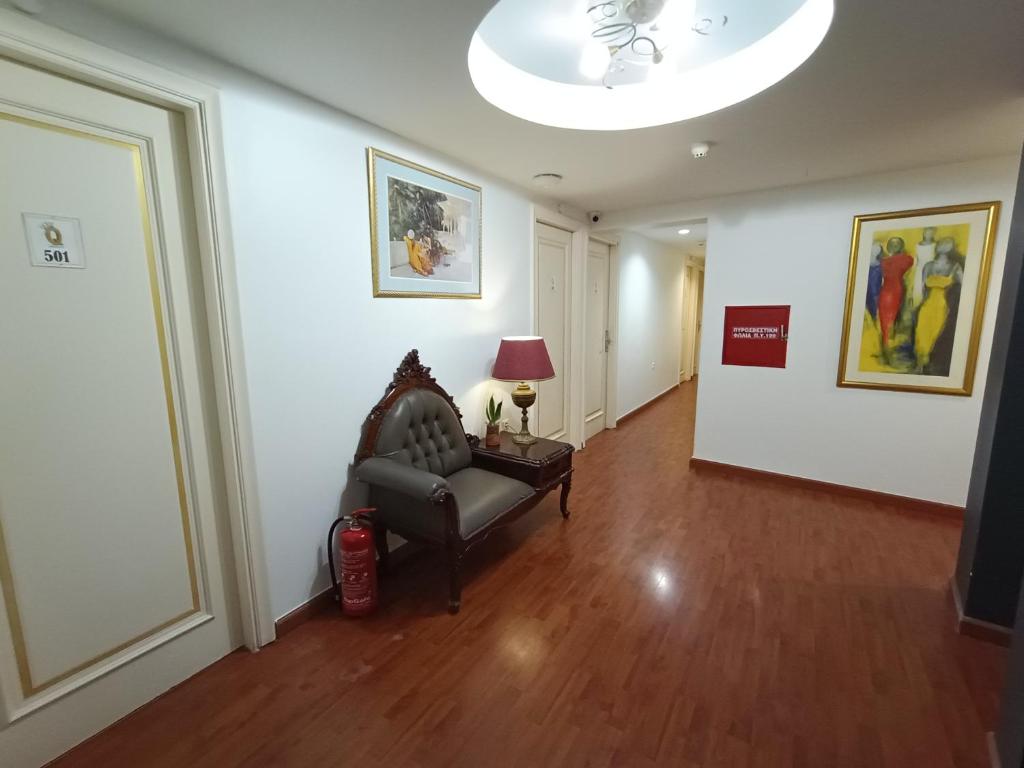 Posezení v ubytování Queens Leriotis Hotel