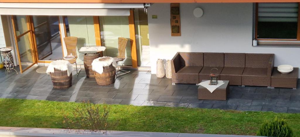 un patio con sofá, mesa y sillas en Apart Pitzenklamm, en Arzl im Pitztal