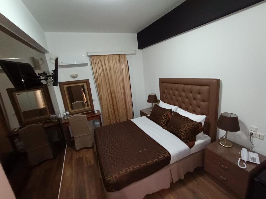Postel nebo postele na pokoji v ubytování Queens Leriotis Hotel
