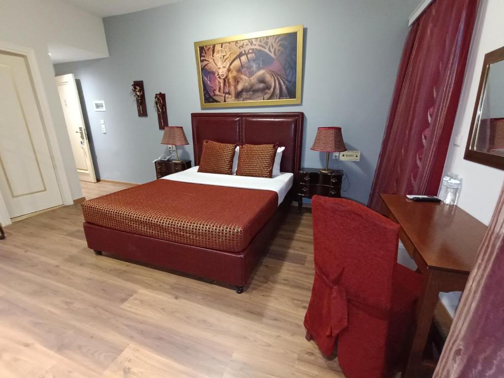 Postel nebo postele na pokoji v ubytování Queens Leriotis Hotel