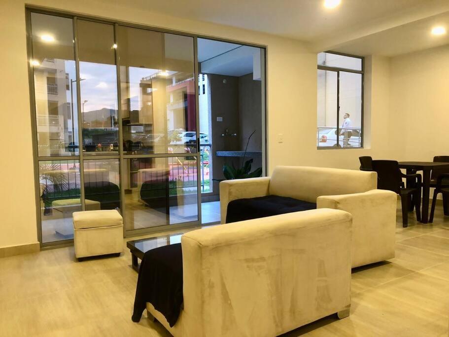 uma sala de estar com um sofá, cadeiras e uma mesa em Apartamento para turismo Villeta - para 8 personas em Villeta