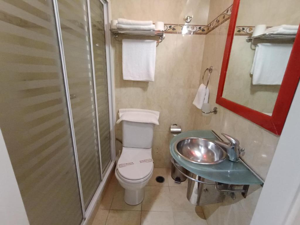 Koupelna v ubytování Queens Leriotis Hotel