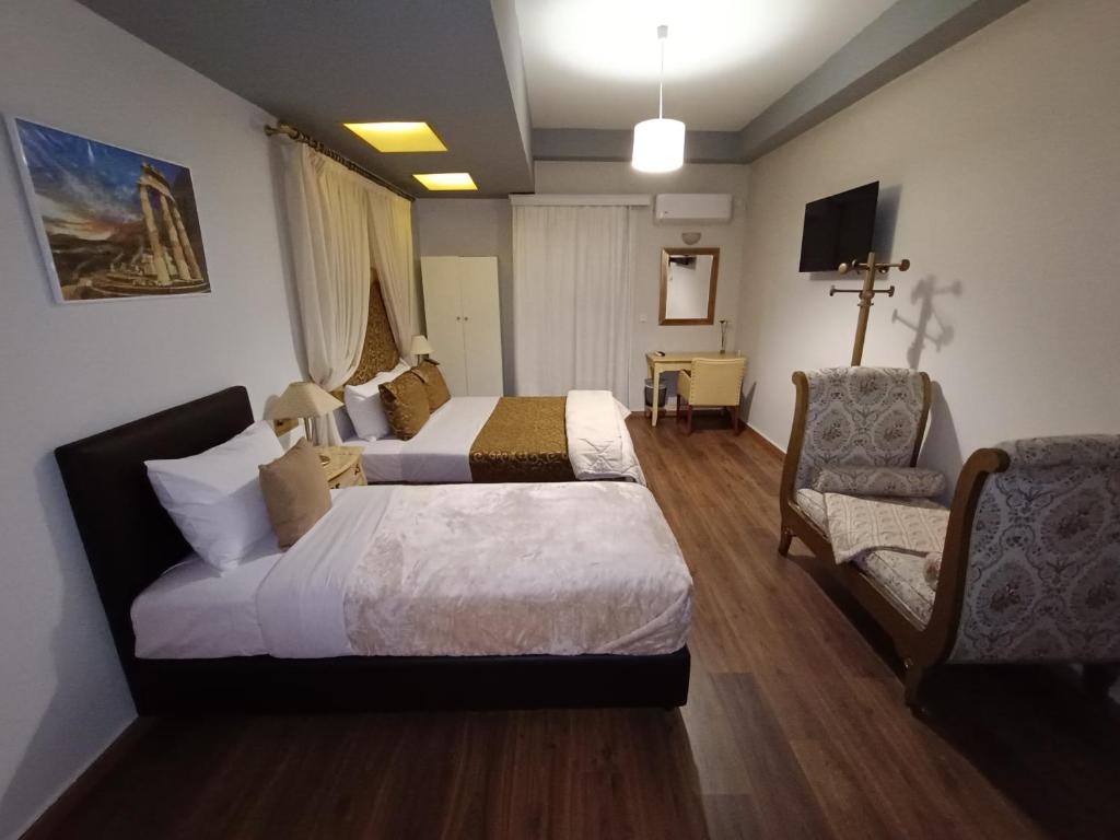 Postel nebo postele na pokoji v ubytování Queens Leriotis Hotel