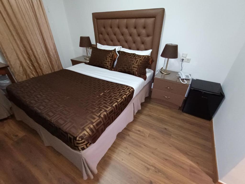 Postel nebo postele na pokoji v ubytování Queens Leriotis Hotel