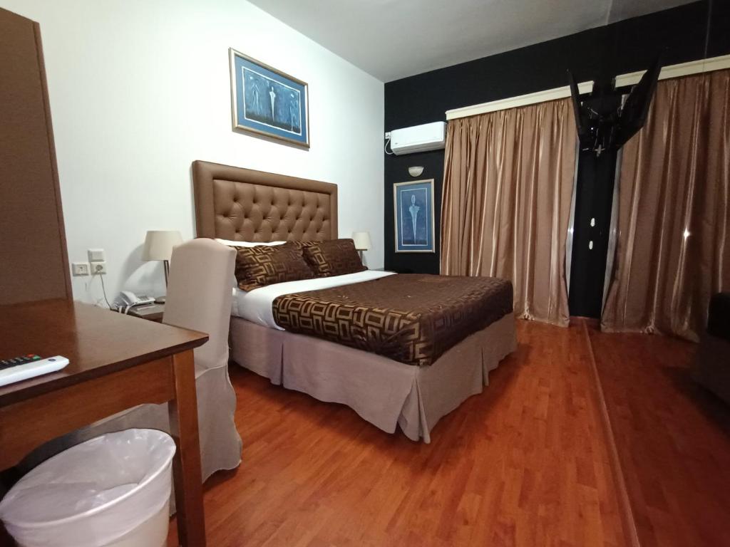 Postel nebo postele na pokoji v ubytování Queens Leriotis Hotel