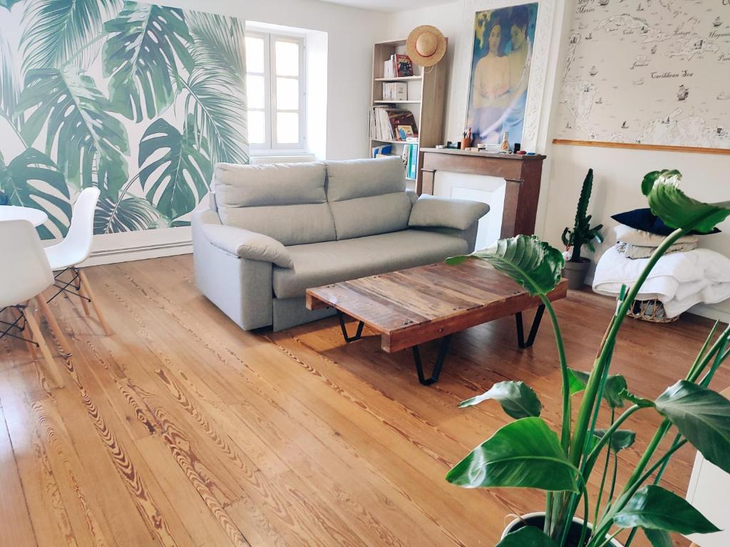 a living room with a couch and a coffee table at Superbe appartement duplex centre ville de Macon in Mâcon