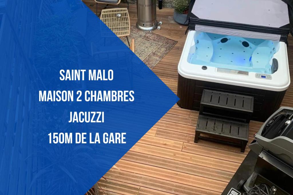 une baignoire jacuzzi sur une terrasse avec les mots « sank waja mal » dans l'établissement Saint Malo - Jolie Maison avec Jacuzzi 150m gare, à Saint-Malo