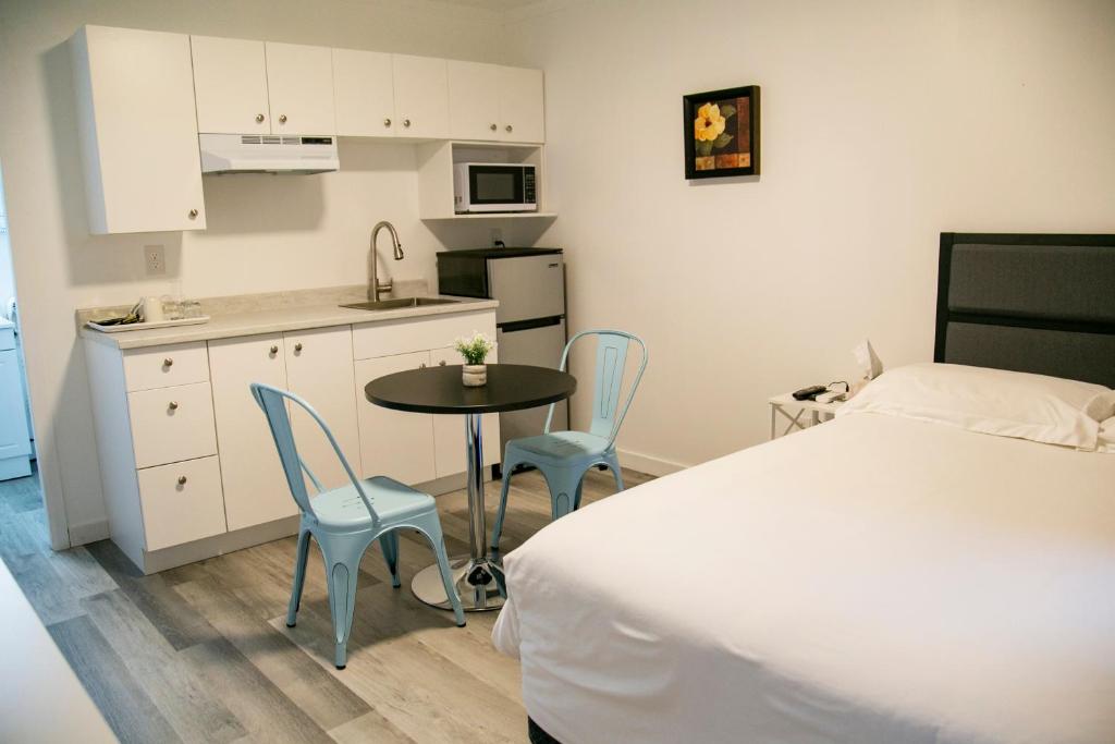 Kuchyň nebo kuchyňský kout v ubytování Westview Centre Motel Ltd