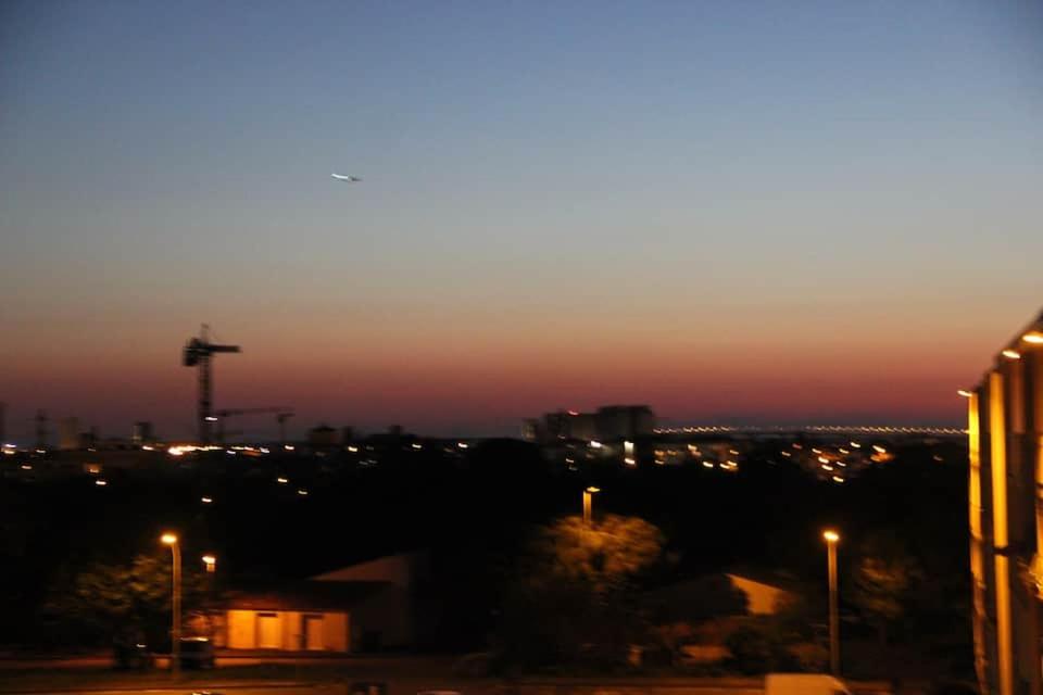 - une vue sur la ville la nuit avec des lumières dans l'établissement CHEZ BARA, à La Rochelle