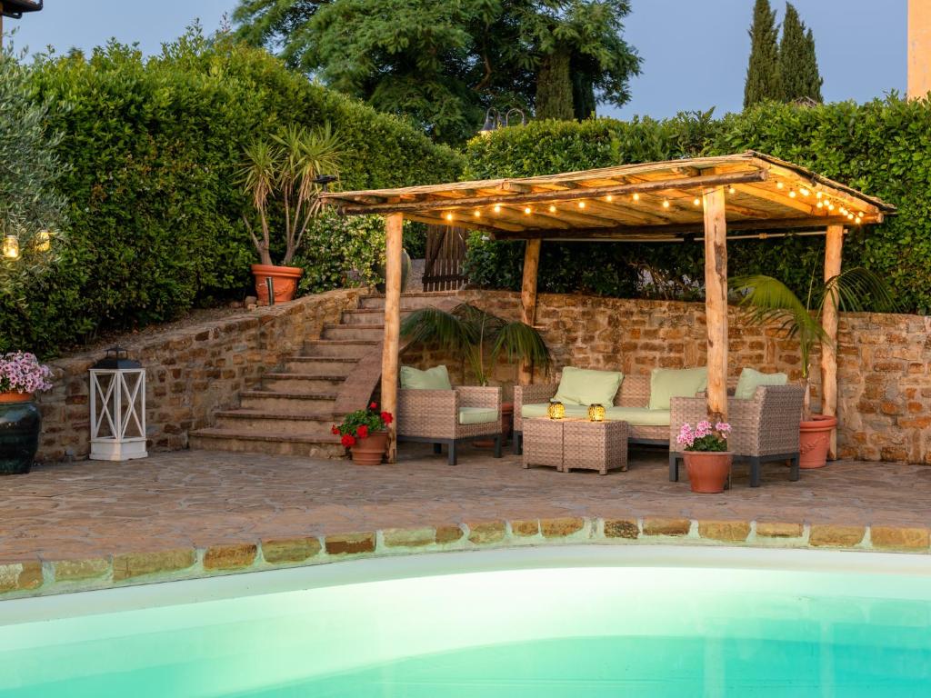 Bazén v ubytovaní Podere Vergianoni immerso nelChianti con piscina alebo v jeho blízkosti