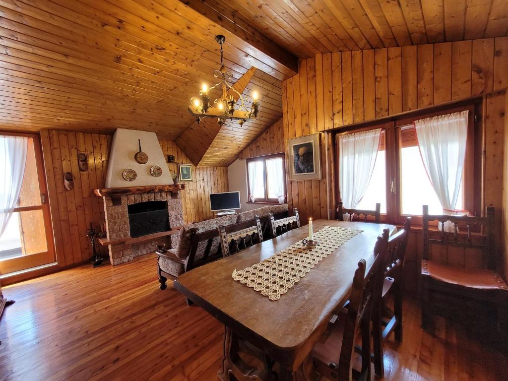 una sala da pranzo con tavolo e camino di Peace and Lake Mountain Lake Iseo Hospitality a Bossico
