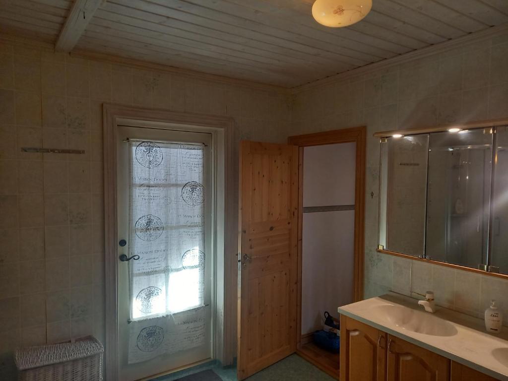 a bathroom with a sink and a window at Lägenhet centrala Sollerön in Sollerön