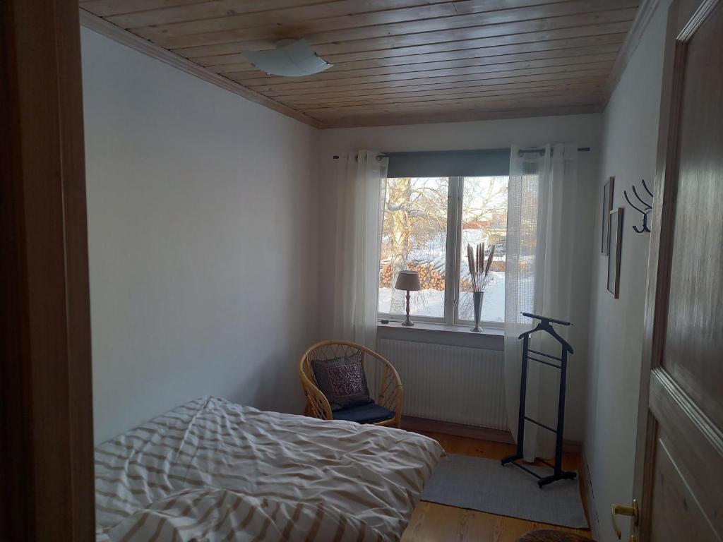 Postel nebo postele na pokoji v ubytování Lägenhet centrala Sollerön