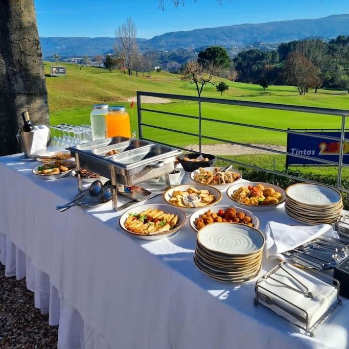 uma mesa branca com pratos de comida em Luxury Home - Vila Golfe Amarante em Amarante