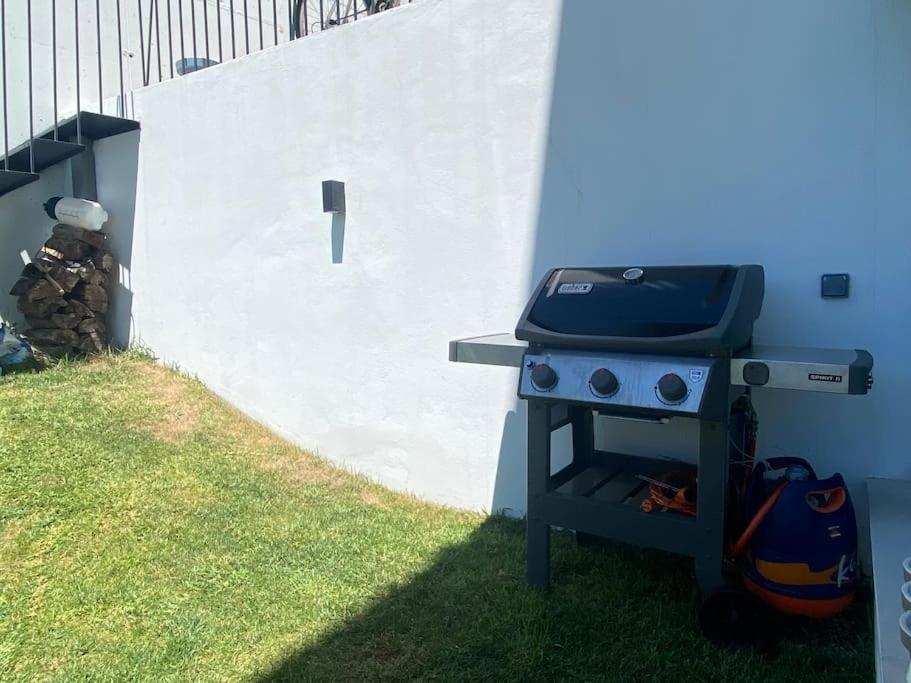 As comodidades para churrasco disponíveis para os clientes desta casa de férias