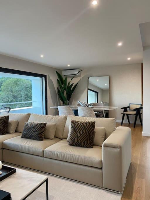 Uma área de estar em Luxury Home - Vila Golfe Amarante