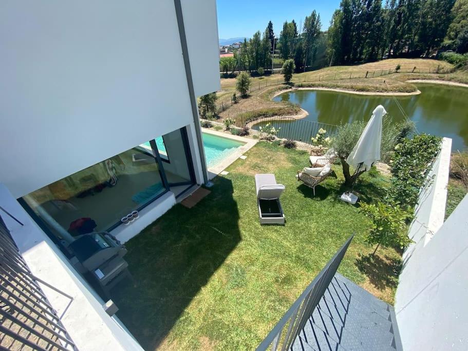 Um jardim no exterior de Luxury Home - Vila Golfe Amarante