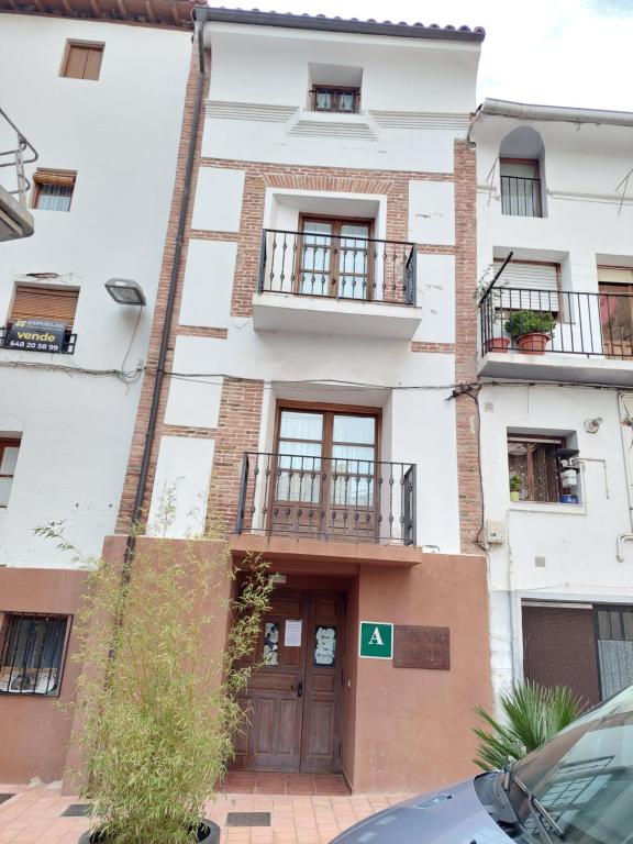 een appartementencomplex met een deur en een balkon bij ALBERGUE CASA LAS ANGELITAS 