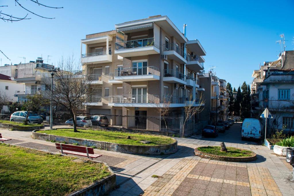 un edificio con un parque delante de él en Elpida's houses 1 Private parking Near city centre en Tesalónica