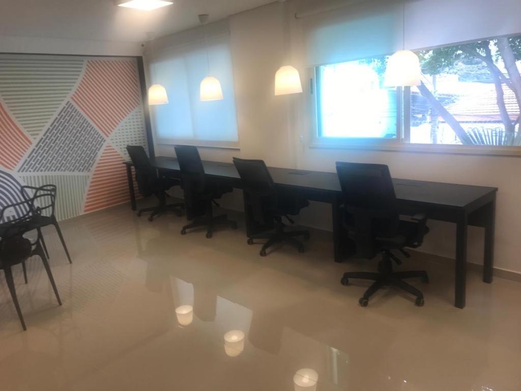 uma sala de conferências com uma mesa longa e cadeiras em Amora Três em São Paulo