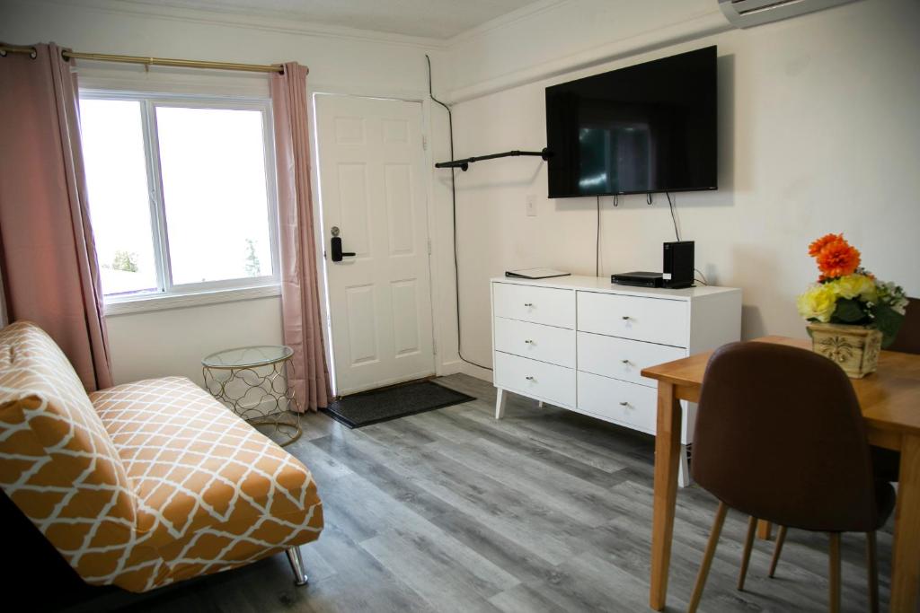 TV a/nebo společenská místnost v ubytování Westview Centre Motel Ltd
