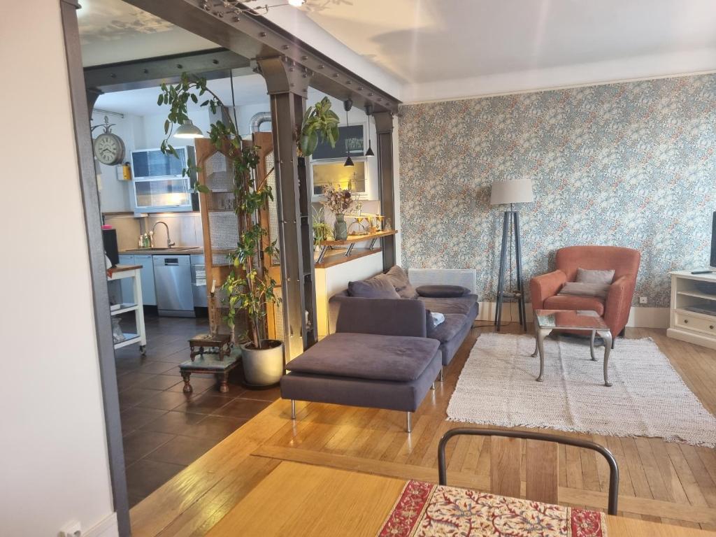 un salon avec un canapé et deux chaises dans l'établissement Le Loft 1936 : centre-ville + parking privé, au Havre