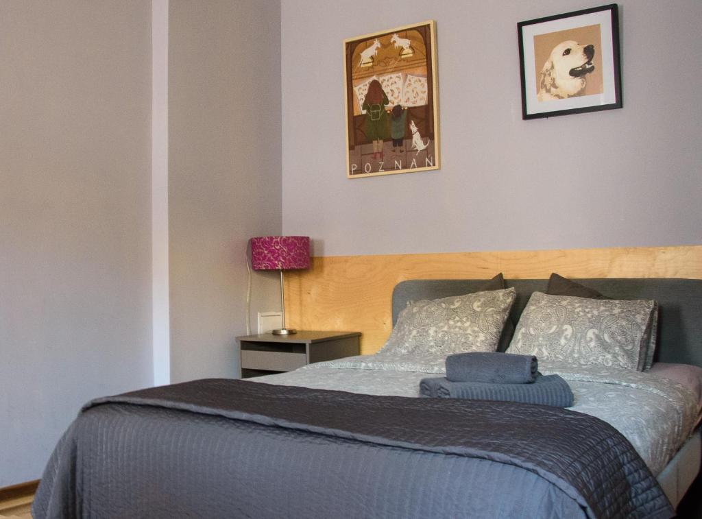 1 dormitorio con 1 cama con manta azul en Mungo Jerry Studio Apartment in the Old Town en Poznan