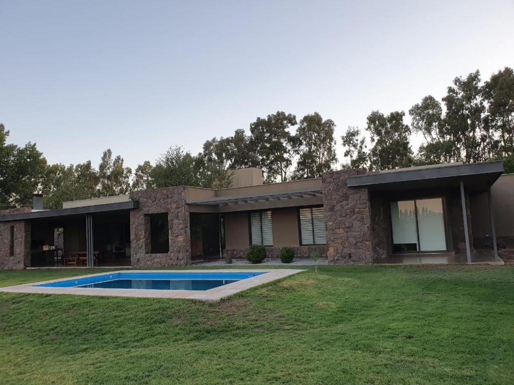 una casa con piscina en el patio en Casa Atamisque en San Rafael