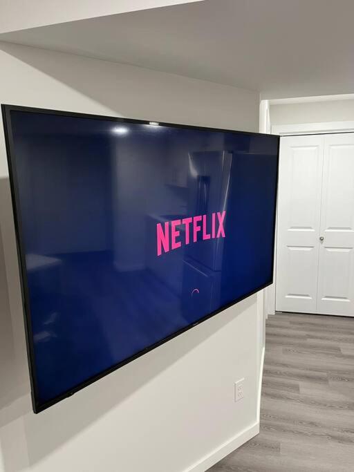 TV a/nebo společenská místnost v ubytování Cozy Private 1 bedroom basement suite - free parking and free Wifi