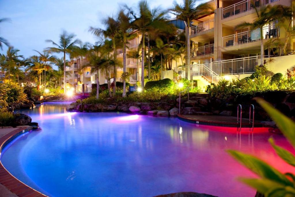 Bazén v ubytování Beachfront Top Floor Resort Queen Studio at Alex Beach Resort nebo v jeho okolí